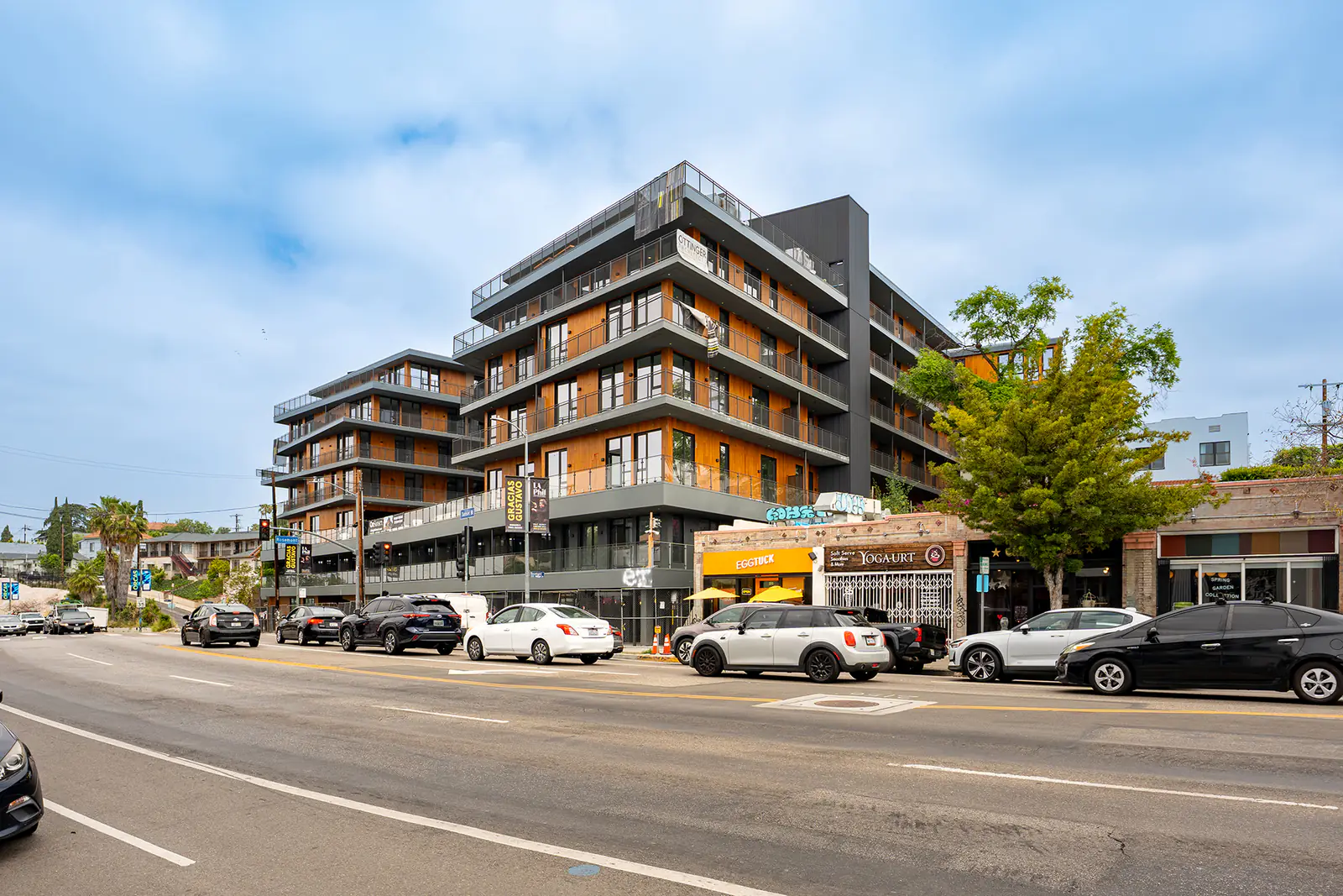 Exterior - Sunset & Rosemont Transit Access